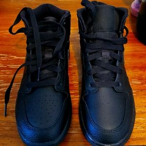 Air Jordan 1 mid boys sneakers
